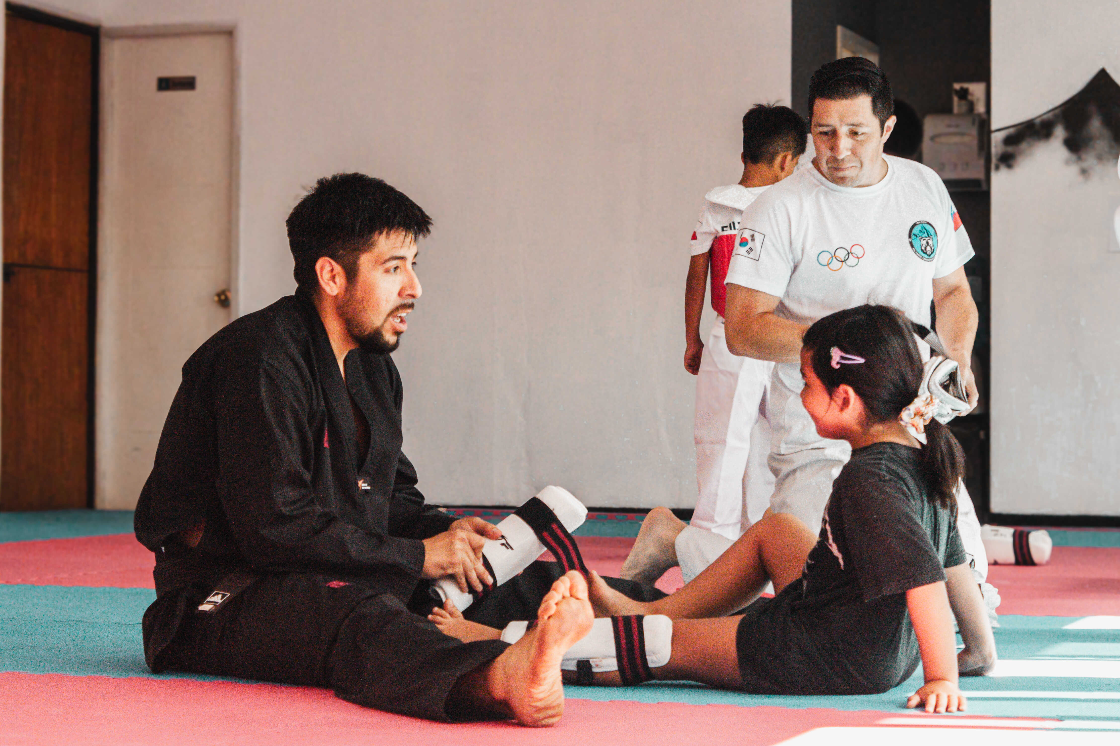 Alumnos practicando Taekwondo en un ambiente inclusivo